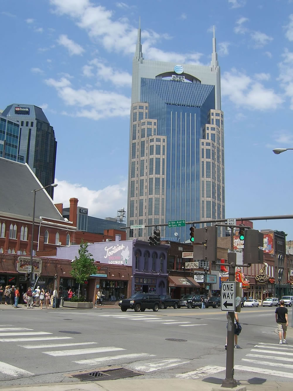 17 Tour of Nashville begins with AT&T Batman Building